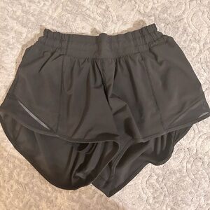 Lululemon Black 2.5 inch low rise size 6 Hotty Hots!